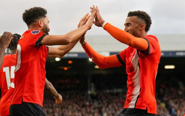 谢菲联绝杀阿斯顿维拉，喜迎胜利