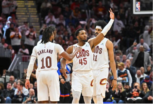 广东队完胜尼克斯，米切尔刷新纪录