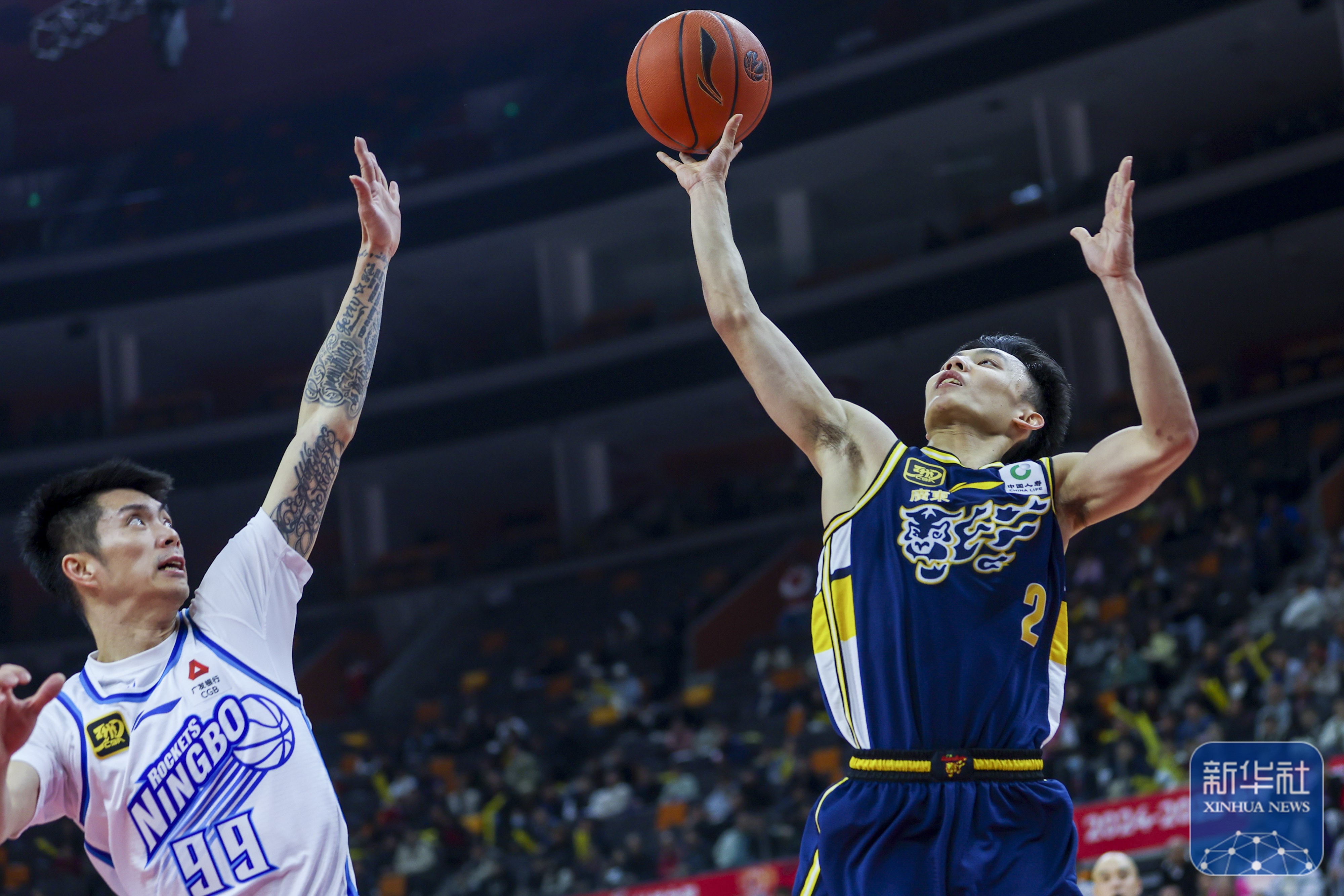 篮网完胜广东队，福克斯状态火热