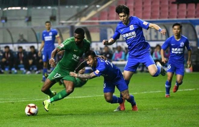 南极球队选手训练备战,争夺冠军希望大增 南极球队选手训练备战,争夺冠军希望大增