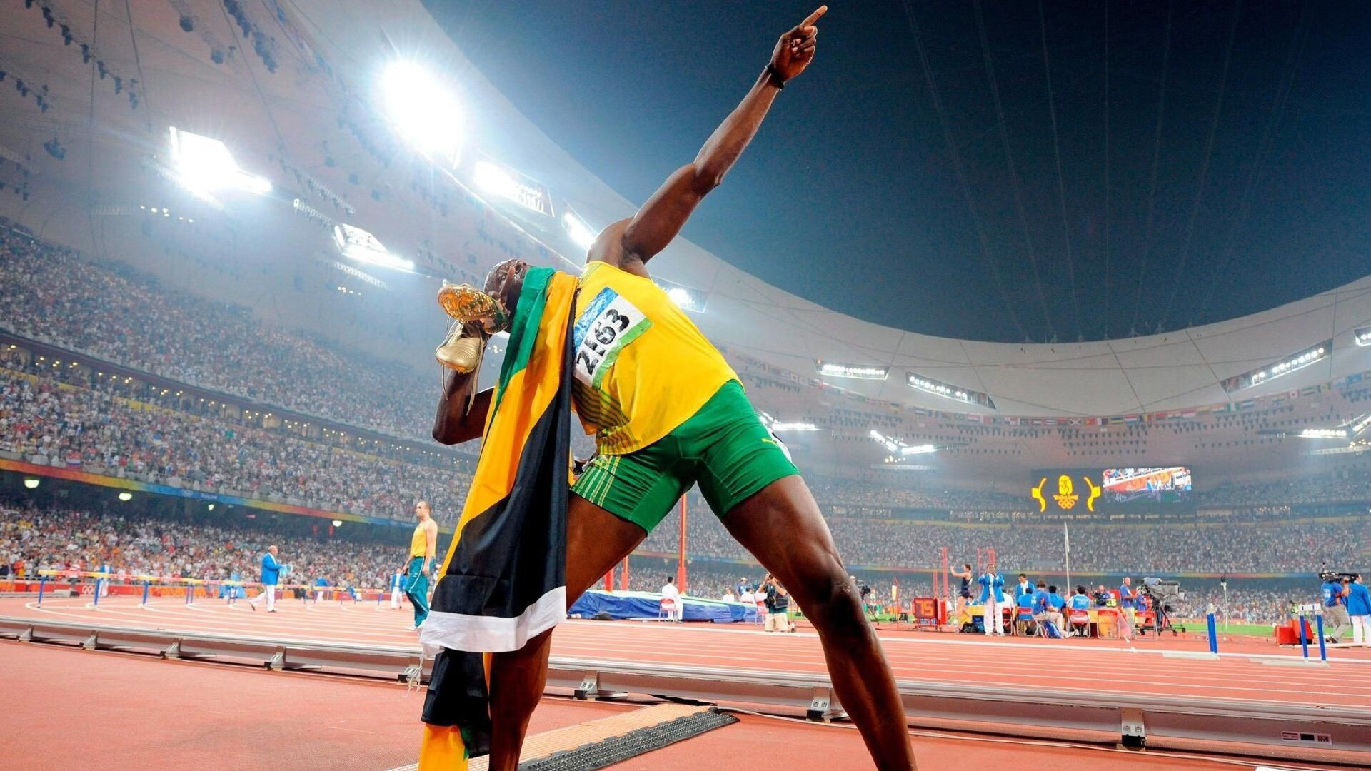 爱游戏tv-当黑星照亮黄潜，意甲焦点战迎来新叹息之墙—论足球世界唯一性的双重奏